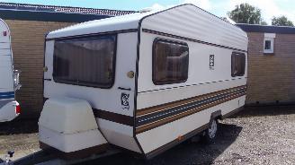krockskadad bil auto Knaus  Sudwind 425 1983/1