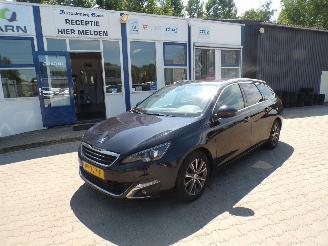 uszkodzony samochody osobowe Peugeot 308 SW 1.2 Pure Tech Blue Lease Premium 2015/11