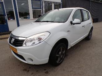 krockskadad bil auto Dacia Sandero Laurtate 1.2-16v 2011/10