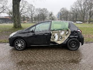 Peugeot 208  picture 2