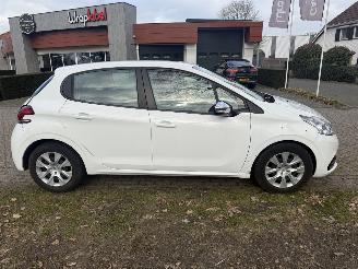 Peugeot 208  picture 6