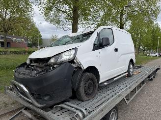damaged passenger cars Nissan Nv200  2015/1