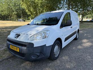 Vaurioauto  passenger cars Peugeot Partner  2011/1
