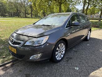 krockskadad bil auto Opel Astra SPORTS TOURER 2013/1