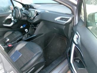 Peugeot 2008 1.2 Allure picture 17