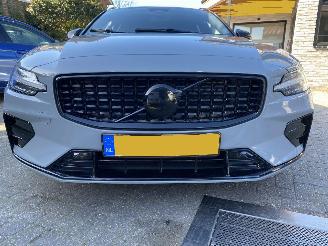 krockskadad bil auto Volvo V-60 2.0 B4 Plus Bright Mild Hybrid VASTE PRIJS 2023/11