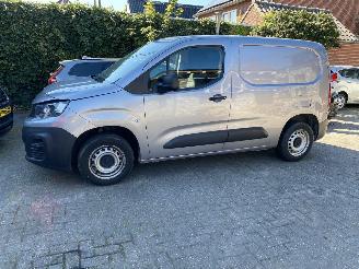 krockskadad bil bedrijf Peugeot Partner 1.5 BlueHDi 100 S&S L1 2022/10