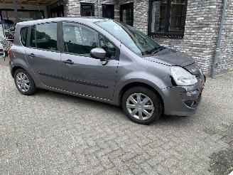 Renault Modus Automaat 1.6 82KW KORTE PRIJS. picture 7