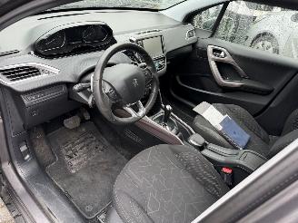 Peugeot 2008 Automaat 1.2 PureTech Blue Lion picture 2