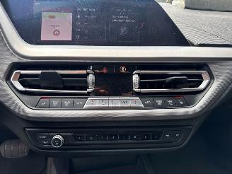 BMW 1-serie Navi, Camera, Stoelverwarming,118i TwinPower 12V Benzine 1.499cc 103kW (140pk) picture 15