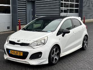 uszkodzony samochody osobowe Kia Rio 1.4 CVVT 16V Hatchback  Benzine 1.396cc 80kW (109pk) FWD 2014/9