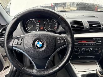 BMW 1-serie 118i 16V Hatchback 2Dr Benzine 1.995cc 105kW (143pk) RWD picture 11