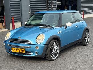 Vaurioauto  passenger cars Mini Mini ONE 1.6 16V Hatchback  Benzine 1.598cc 66kW (90pk) FWD 2005/6