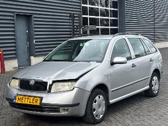 krockskadad bil auto Skoda Fabia 1.4i 16V Combi/o 4Dr Benzine 1.390cc 55kW (75pk) FWD 2003/4