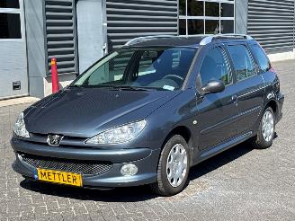 damaged passenger cars Peugeot 206 1.4 Combi/o  Benzine 1.360cc 55kW (75pk) FWD 2006/1