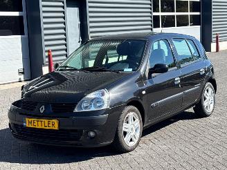 Avarii autoturisme Renault Clio 1.2 16V Hatchback  Benzine 1.149cc 55kW (75pk) FWD 2005/1