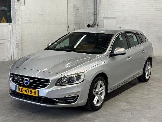 Vaurioauto  passenger cars Volvo V-60 2.4 D6 20V Plug-in Hybrid AWD Combi/o  Elektrisch Diesel 2.401cc 210kW (286pk) 4x4 2012-06/2015-12 (GWAA) D82PHEV 2015/2