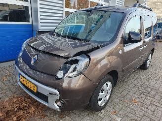 skadebil auto Renault Kangoo Family 1.6-16V Privilège Automaat 2013/4