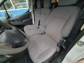 Peugeot Partner Automaat 120 1.6 e-HDI L1 XT Profit + 2Tronic Schadevrij picture 12