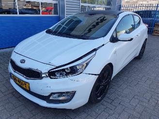 Vaurioauto  passenger cars Kia Cee d 1.6 GDI ComfortLine 2015/9