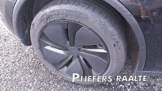 Tesla Model Y Model Y, SUV, 2025 RWD 58 kWh, Long Range RWD 75 kWh picture 21