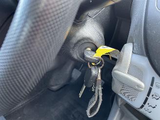 Toyota Aygo 1.0-12V + 5.drs airco N.A.P NL AUTO picture 8