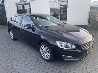 krockskadad bil auto Volvo V-60 2.0 D4 Momentum 2014/1