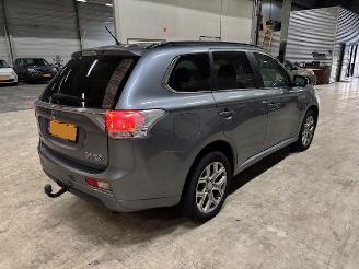 skadebil auto Mitsubishi Outlander 2.0 PHEV instyle 2013/12