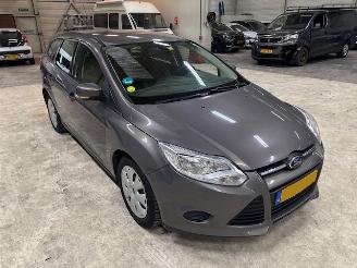 skadebil auto Ford Focus 1.6 TDCI Trend 2013/4