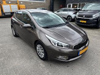 Vaurioauto  passenger cars Kia Cee d 1.6 GDI 20th Anniversary airco 2013/11