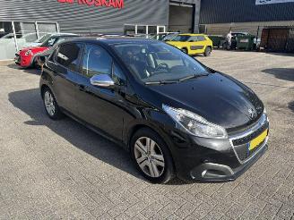 Damaged car Peugeot 208 1.2 5-drs Signature NAP 2019/4