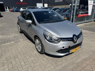 Vaurioauto  passenger cars Renault Clio 1.5 DCI 5-drs airco 2015/8