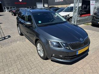 krockskadad bil auto Skoda Octavia 1.0 TSI Automaat NAP 2018/4