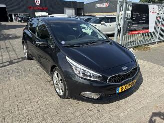 krockskadad bil auto Kia Ceed 1.6 GDI 5-drs Clima 2014/8