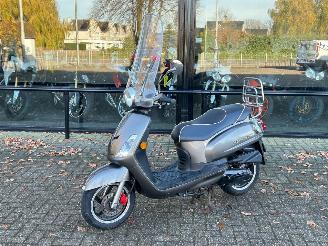 krockskadad bil bromfiets Sym  Fiddle 2 2014/8