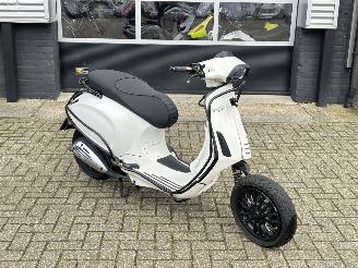 damaged scooters Vespa  Sprint 50 4T 2016/8