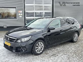 Vaurioauto  passenger cars Peugeot 308 SW 1.2 PureTech Blue Lease Premium 2020/1