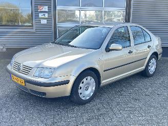 krockskadad bil auto Volkswagen Bora 1.6-16V 2001/10