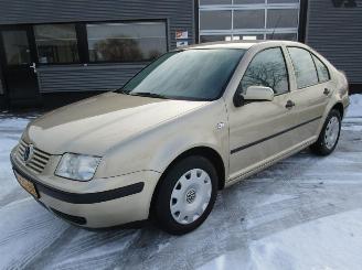 krockskadad bil auto Volkswagen Bora 1.6-16V 2001/10