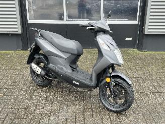 krockskadad bil bromfiets Sym  Orbit 2 2014/1