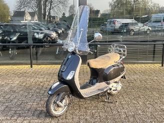 skadebil bromfiets Vespa  LX 50 4T 2012/9
