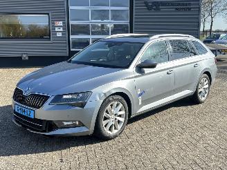 krockskadad bil auto Skoda Superb Combi 2.0 TDI Style Business 2019/10