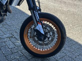 KTM 690 SMC R picture 12