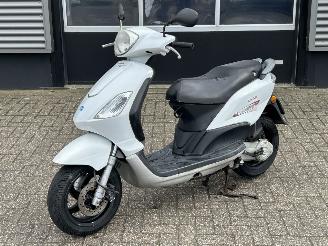 krockskadad bil bromfiets Piaggio  Fly 50 4T 2010/7