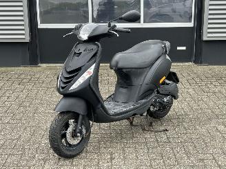 skadebil bromfiets Piaggio  Zip 50 4T 2013/8