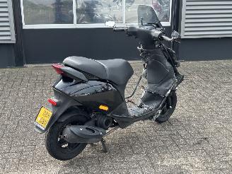krockskadad bil bromfiets Piaggio  Zip 50 4T 2015/3