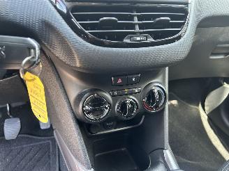 Peugeot 2008 1.2 PureTech Blue Lion picture 17