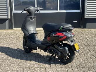 krockskadad bil bromfiets Piaggio  Zip 50 4T 2014/6