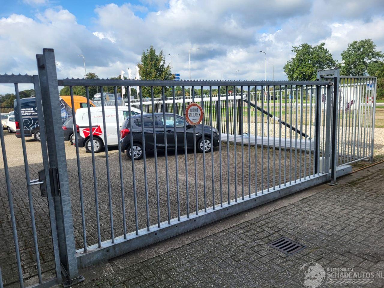 Overige  Elektrische schuifpoort + looppoort en 40m hekwerk