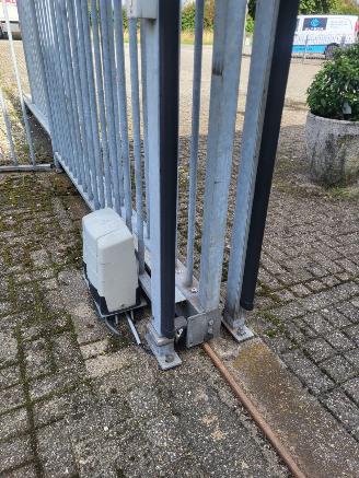 Overige  Elektrische schuifpoort + looppoort en 40m hekwerk picture 6